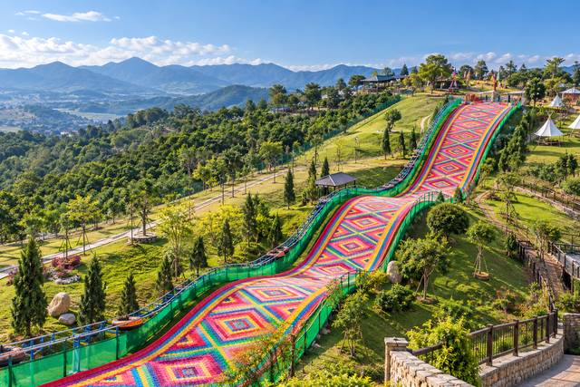 Gelongsor berwarna-warni di Mongo Land, Da Lat