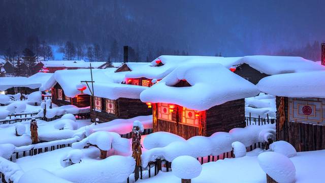 Rumah kayu diselaputi salji di China Snow Valley