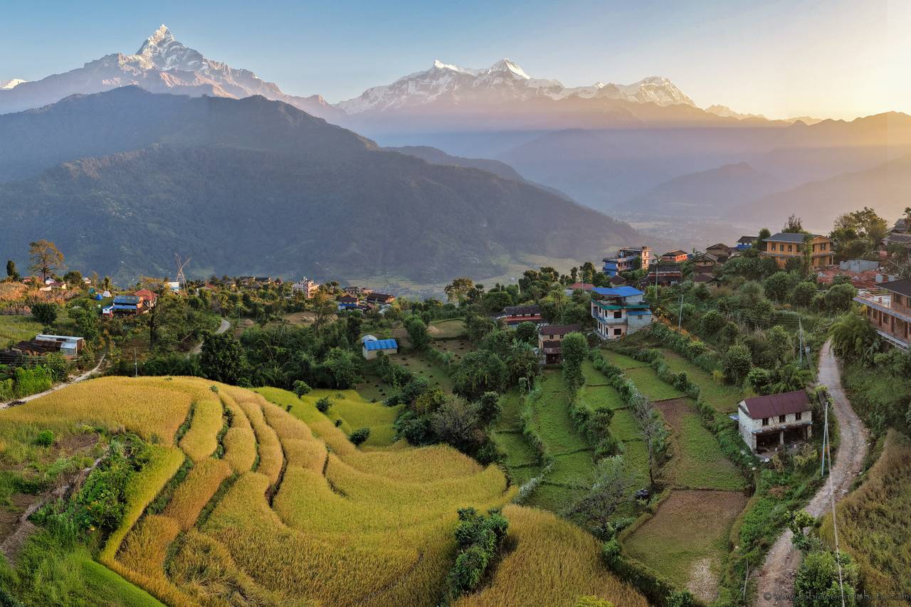 Kampung dan sawah bertingkat di kaki banjaran Annapurna