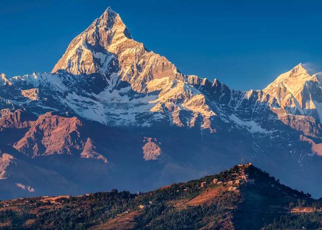 Puncak Machapuchare (Fishtail) dari Pokhara