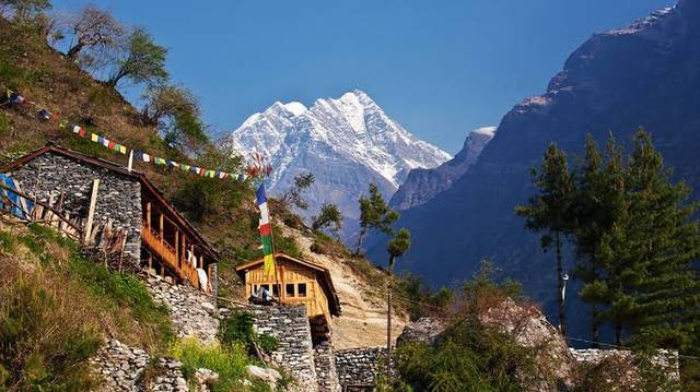 Rumah kampung di pergunungan Himalaya