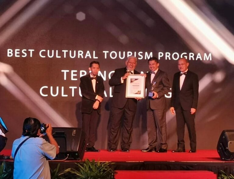 Kampung Budaya Terengganu Menerima Anugerah “Best Cultural Tourism Program”.